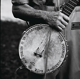 Σε διάλογο με την κιθάρα του Guthrie, "this machine kills fascists", το μπάντζο του Pete Seeger "περικυκλώνει το μίσος και το οδηγεί στην παράδοση"